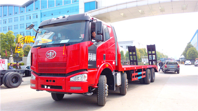 解放J6前四后八平板運(yùn)輸車(chē)準(zhǔn)備出廠(chǎng)