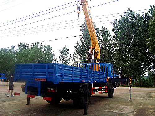 送車(chē)師傅正在調(diào)試東風(fēng)153徐工10噸隨車(chē)吊吊臂