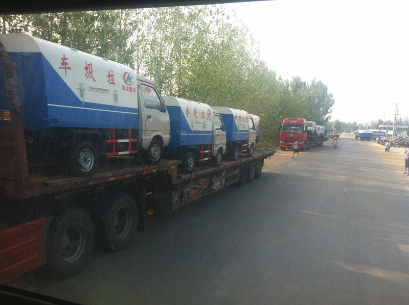 圖為準(zhǔn)備發(fā)車至山西的小型<a href=http://www.yingyingchuanmei.cn/ljc target=_blank class=infotextkey>垃圾車</a>
