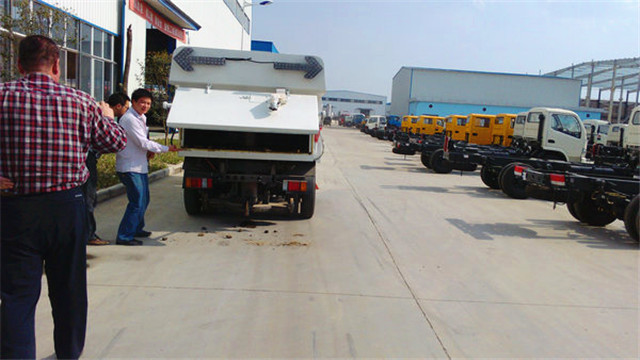 內(nèi)蒙客商正在參觀五十鈴<a href=http://www.yingyingchuanmei.cn/saoluche/ target=_blank class=infotextkey>掃路車</a>