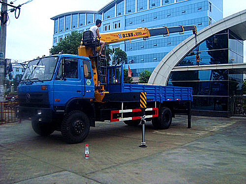 送車(chē)師傅正調(diào)試東風(fēng)153隨車(chē)吊