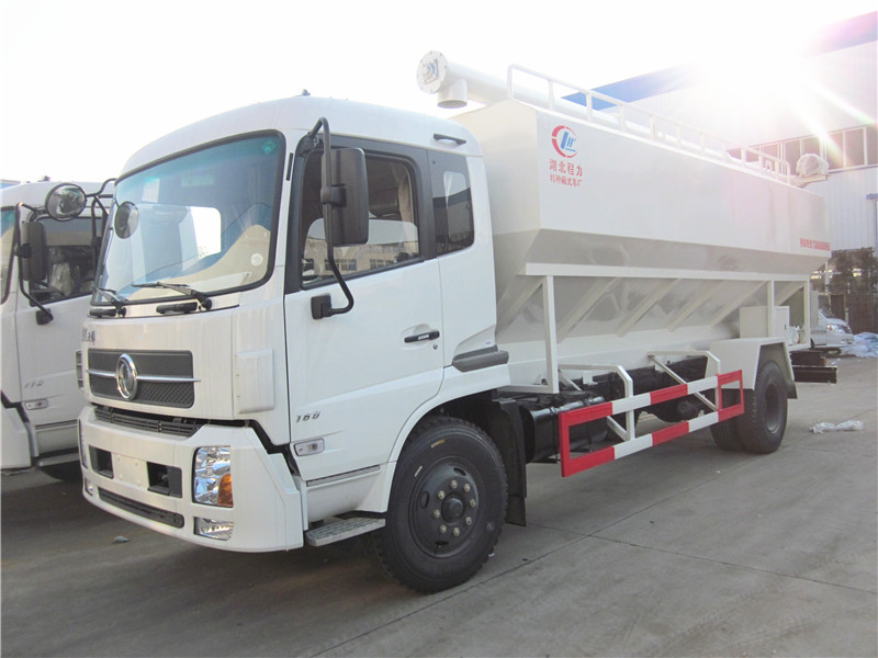 散裝<a href=http://www.yingyingchuanmei.cn/siliaoche/ target=_blank class=infotextkey>飼料車(chē)</a>圖片展示