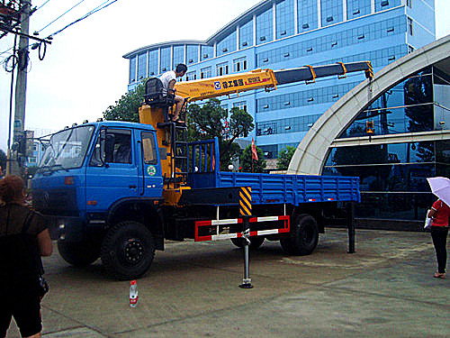 送車(chē)師傅正在調(diào)試東風(fēng)153徐工10噸隨車(chē)吊
