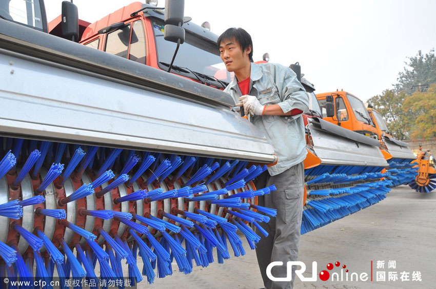 2012年11月3日上午，北京，工作人員正在對(duì)多功能除雪車(chē)進(jìn)行檢修調(diào)試。