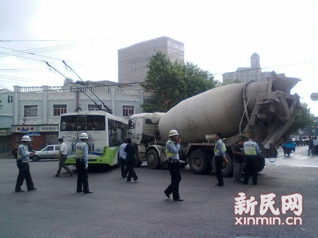 一輛19路電車在新閘路成都北路路口被一輛水泥<a href=http://www.yingyingchuanmei.cn/jbc/ target=_blank class=infotextkey>攪拌車</a>攔腰撞擊，車毀嚴(yán)重。通訊員 殷佳維 攝
