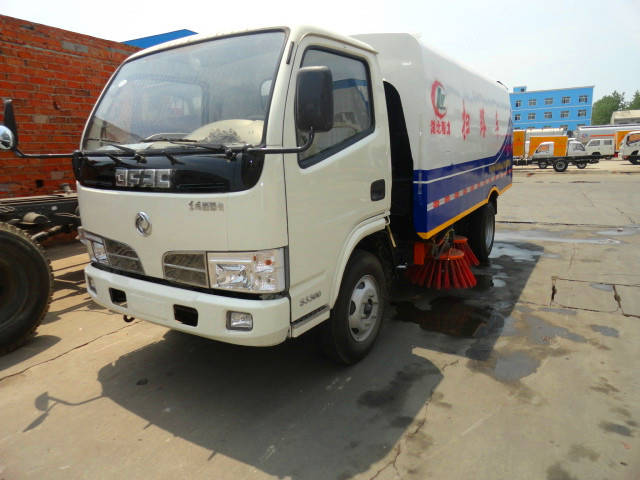  東風(fēng)福瑞卡道路清掃車（<a href=http://www.yingyingchuanmei.cn/saoluche/ target=_blank class=infotextkey>掃路車</a>）