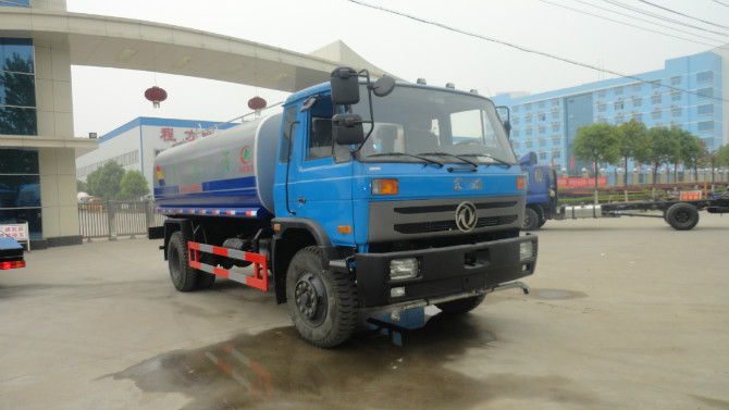 程力廠門 前的東風153<a href=http://www.yingyingchuanmei.cn/ssc target=_blank class=infotextkey>灑水車</a>