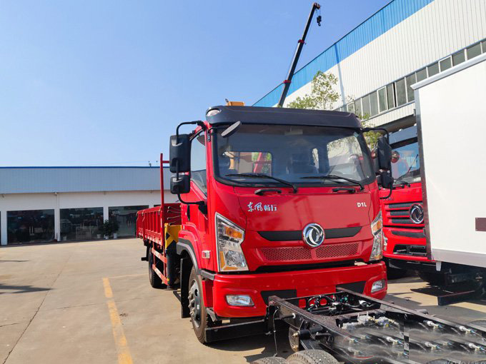 徐工隨車(chē)吊5噸東風(fēng)暢行D1L隨車(chē)吊圖片2