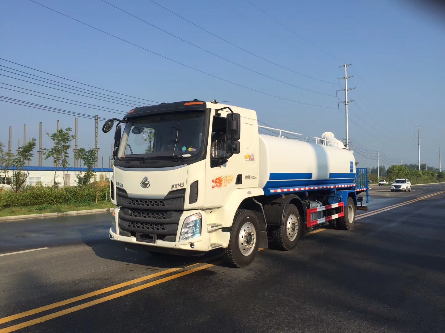 18方東風(fēng)柳汽乘龍霧炮灑水車(chē)