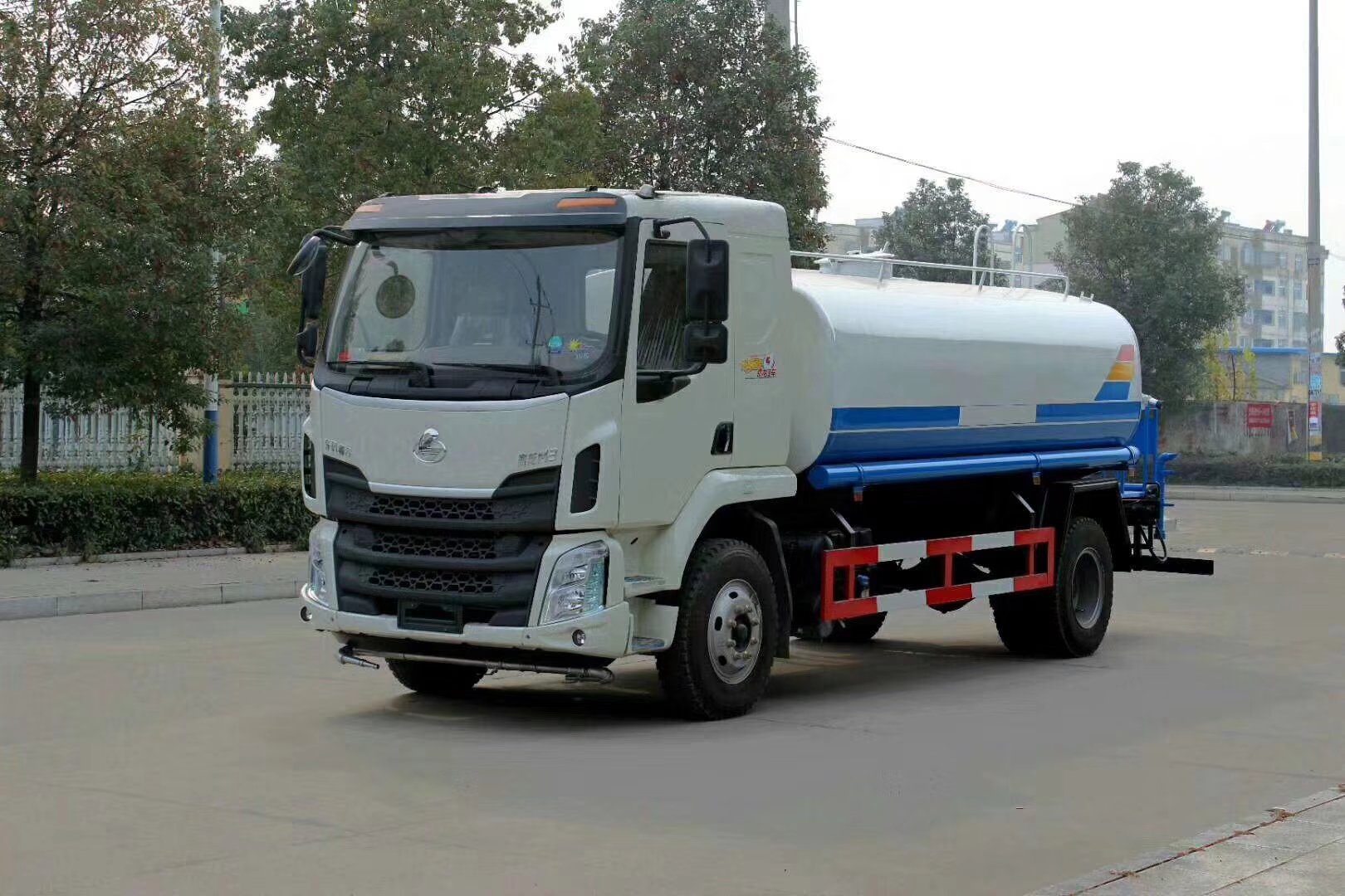 12方東風(fēng)柳汽乘龍灑水車(chē)